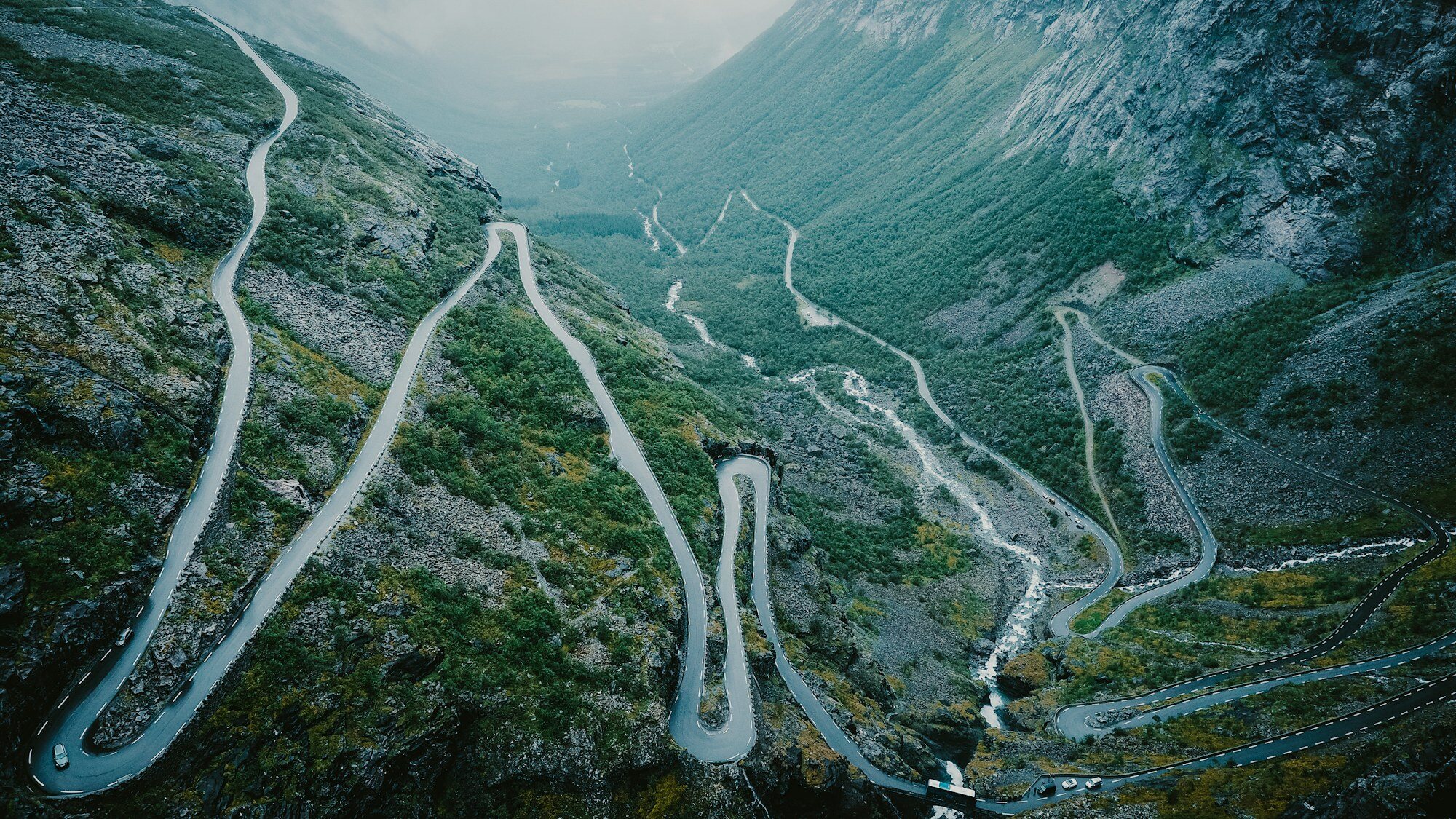 険しいノルウェーの山間の谷を下るトロルスティーゲンのつづら折りの道