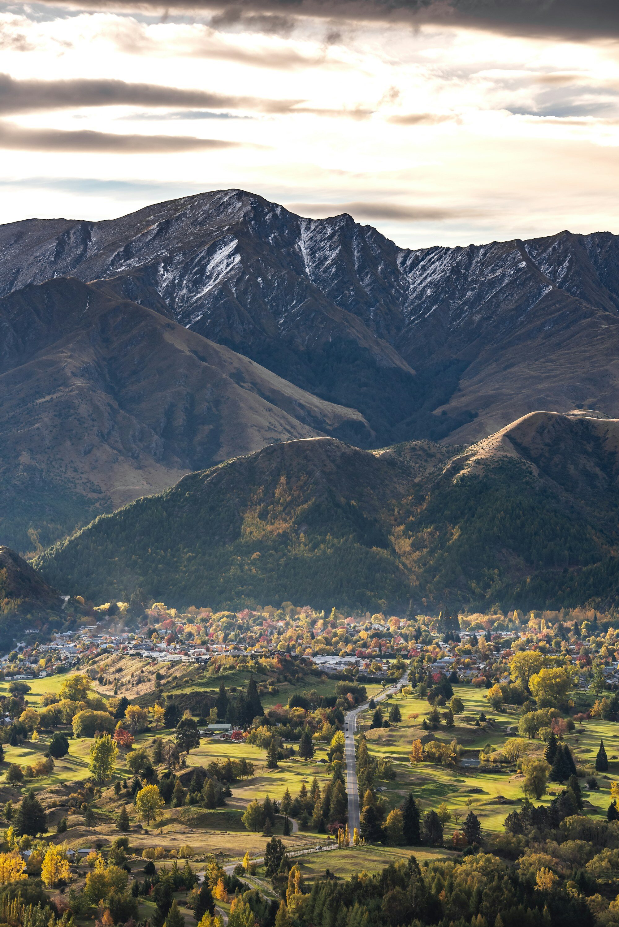 Herbstbäume und Berglandschaft in Arrowtown bei Queenstown