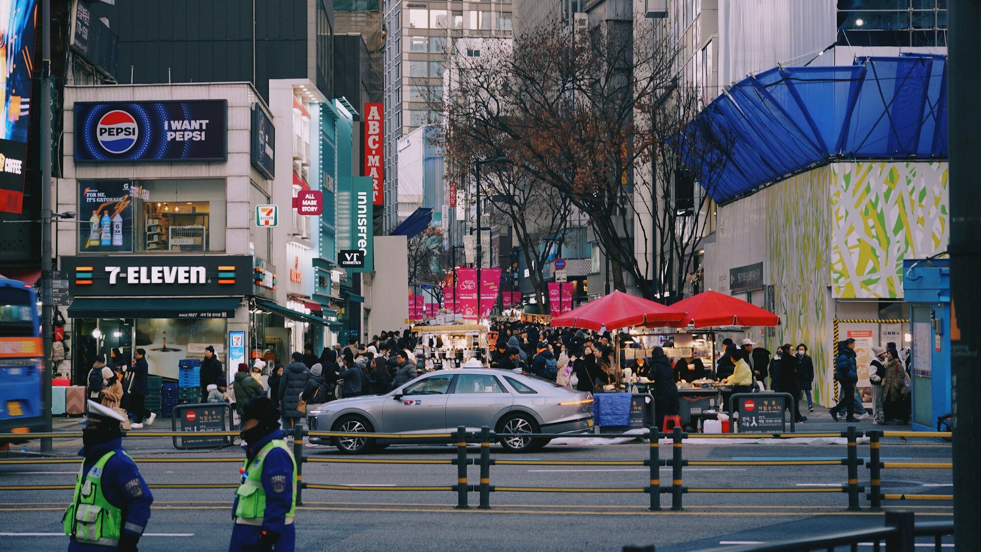 Scena di strada a Myeongdong per la prima serata a Seul