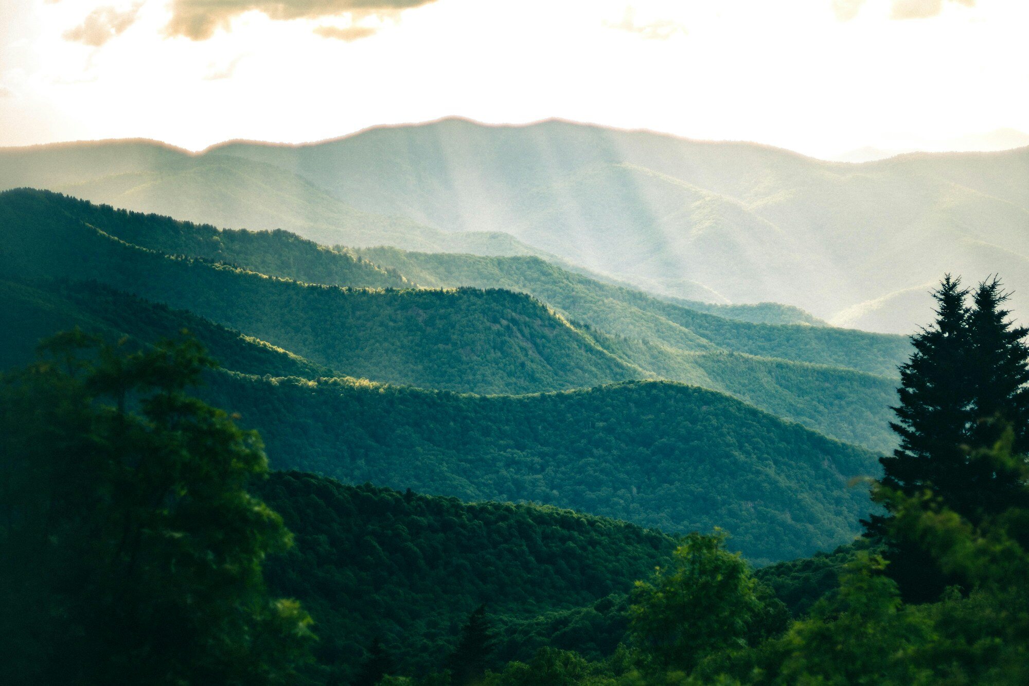 Sonnenstrahlen brechen durch die Wolken über den Appalachen nahe dem südlichen Blue Ridge Parkway