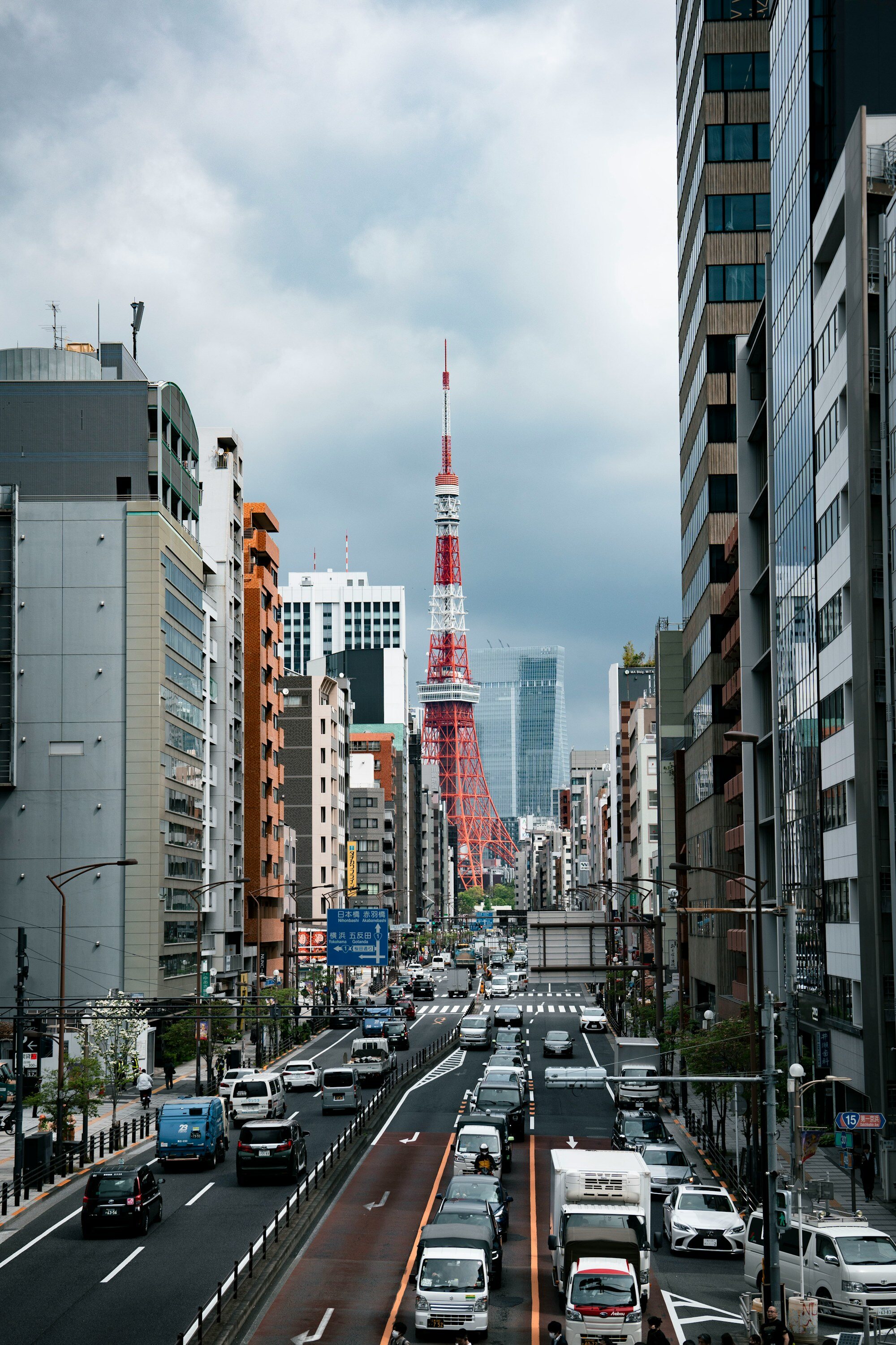 Couloir ferroviaire urbain de Tokyo pour un itinéraire au Japon en Shinkansen pour une première visite