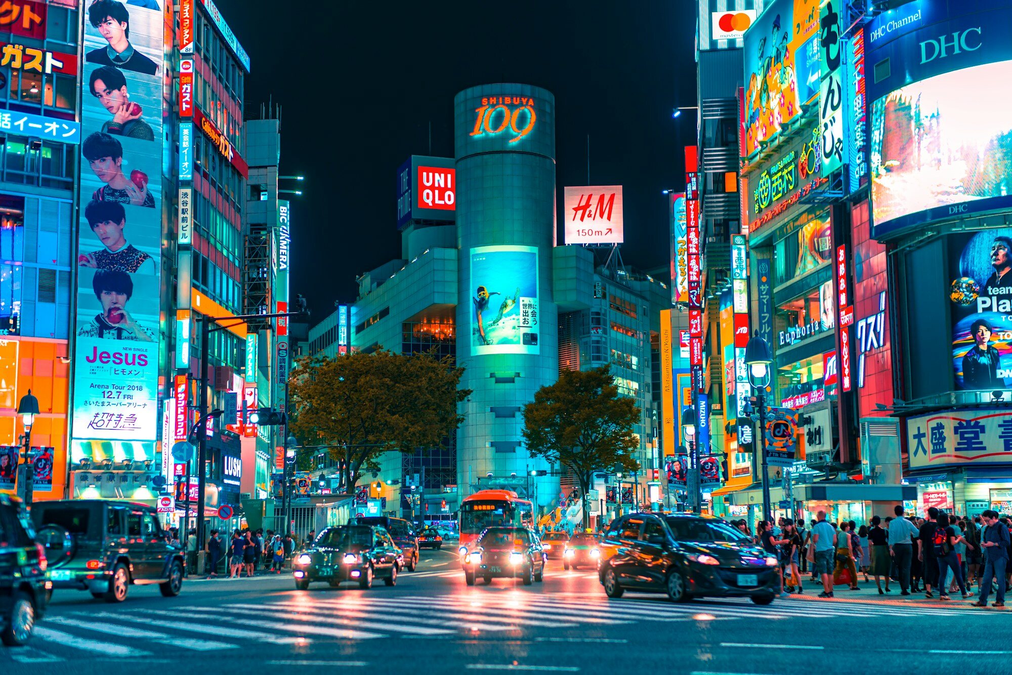 東京西部1日プランのための夜の渋谷スクランブル交差点