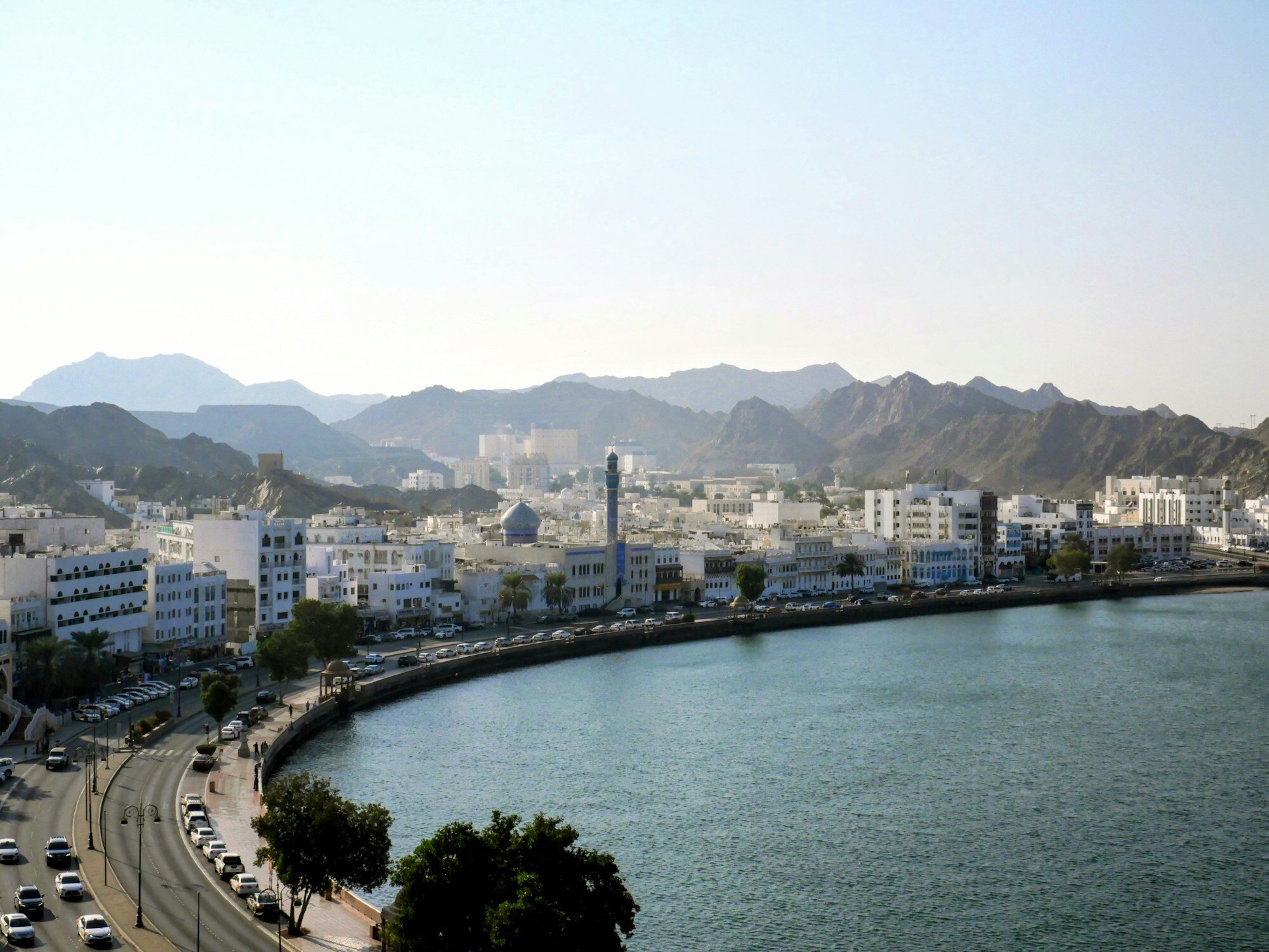 Hafen an der Corniche von Mutrah und Hadschar-Gebirge in Maskat am Beginn einer Oman-Rundreise