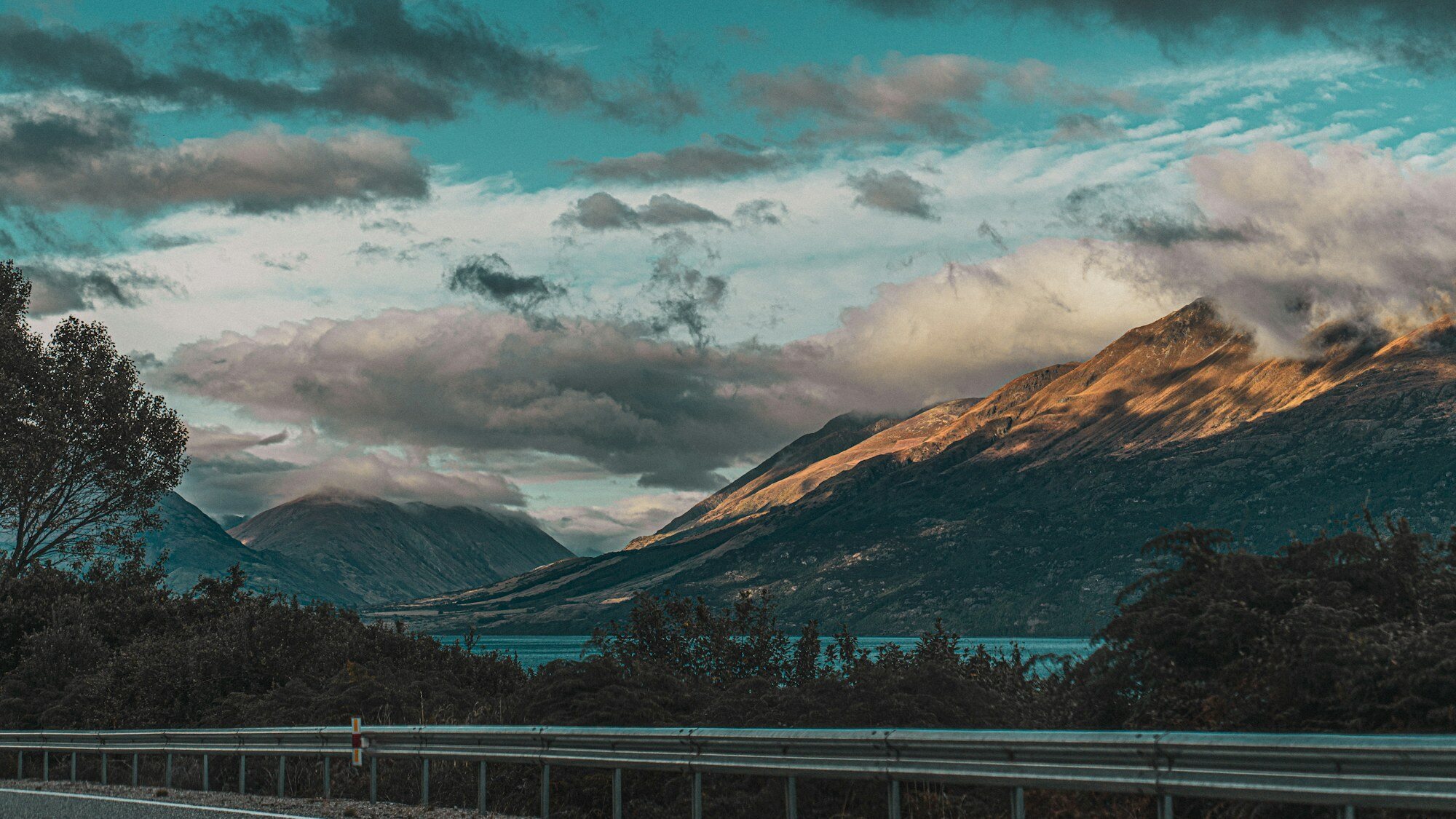 Ein Mietwagen auf einer Bergstraße nahe Queenstown als Kontext für Treibstoff- und Fahrtipps