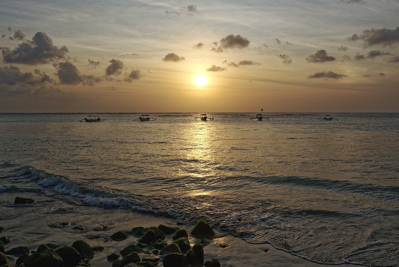 Playa virgen de Bali con aguas turquesas