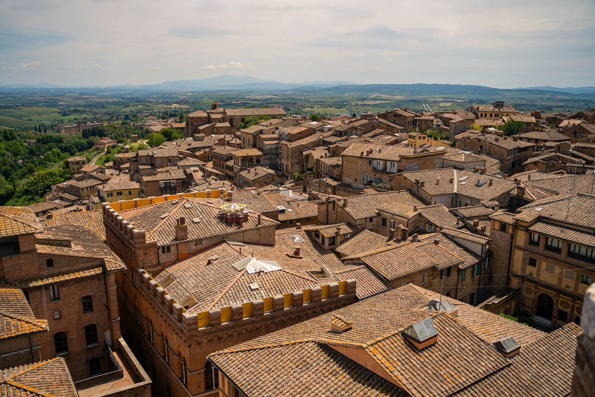 Panoramablick über Siena und seine terrakottafarbenen Dächer