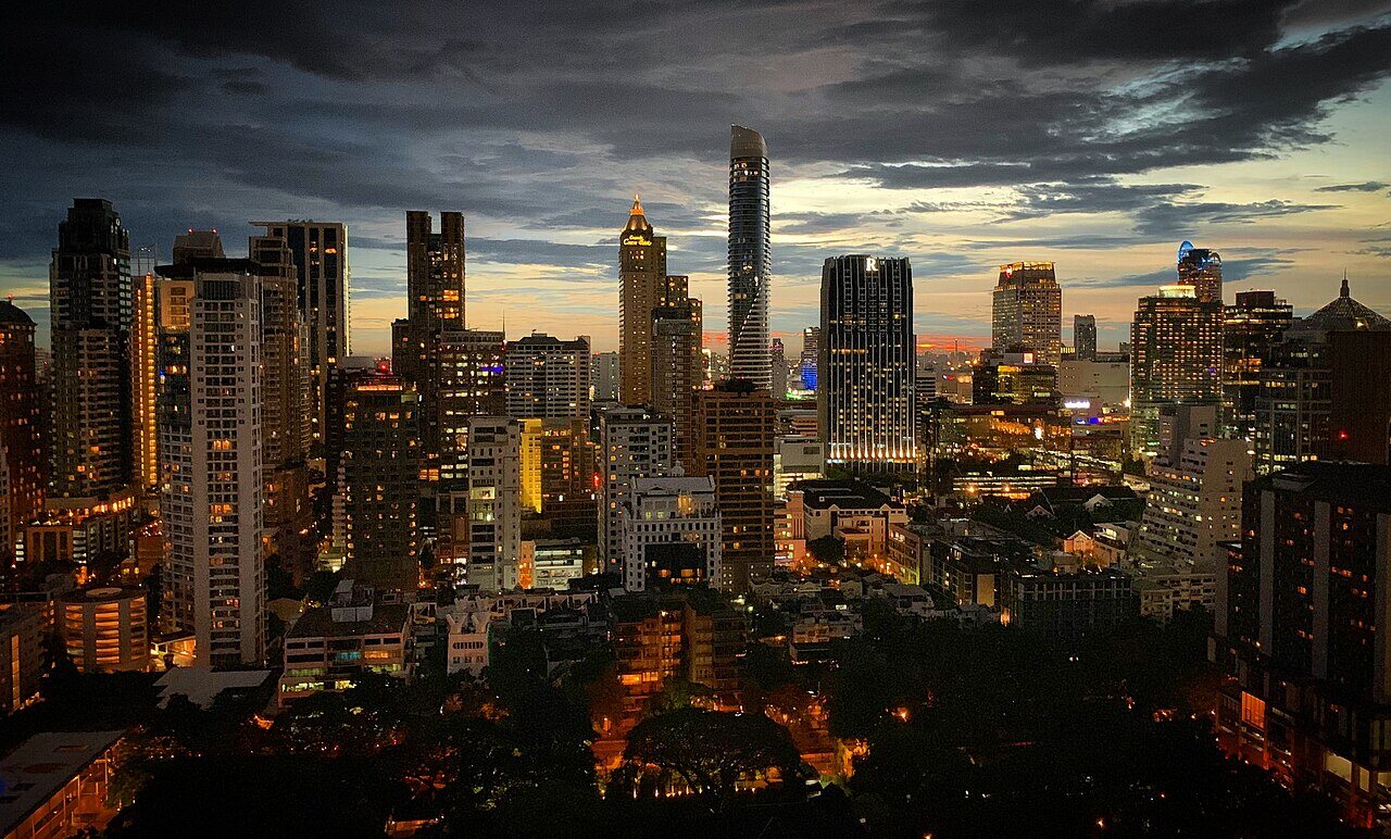 夜晚拥有现代建筑的曼谷城市景观