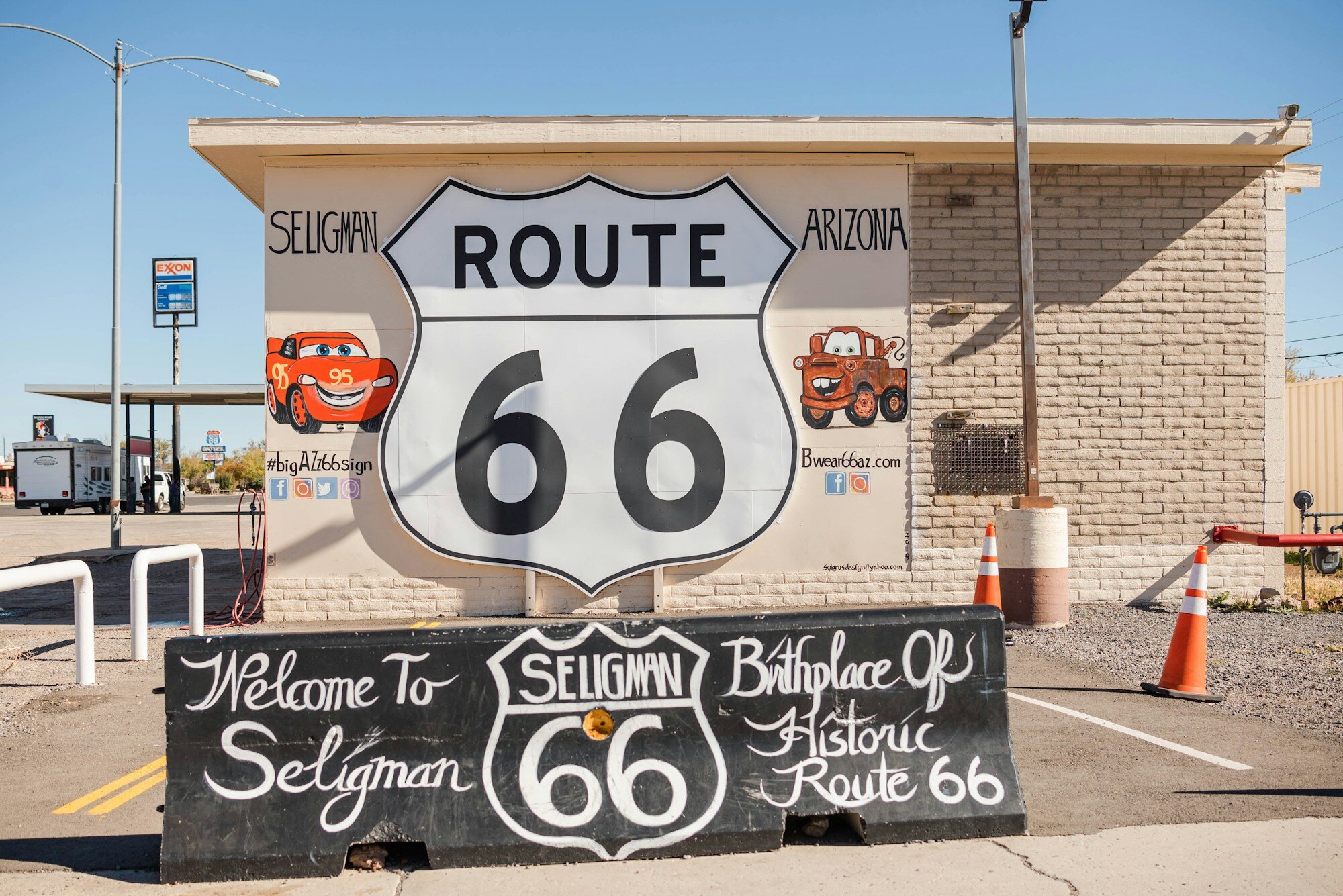 Letrero de la Ruta 66 en Seligman, Arizona: lugar emblemático de la Carretera Madre