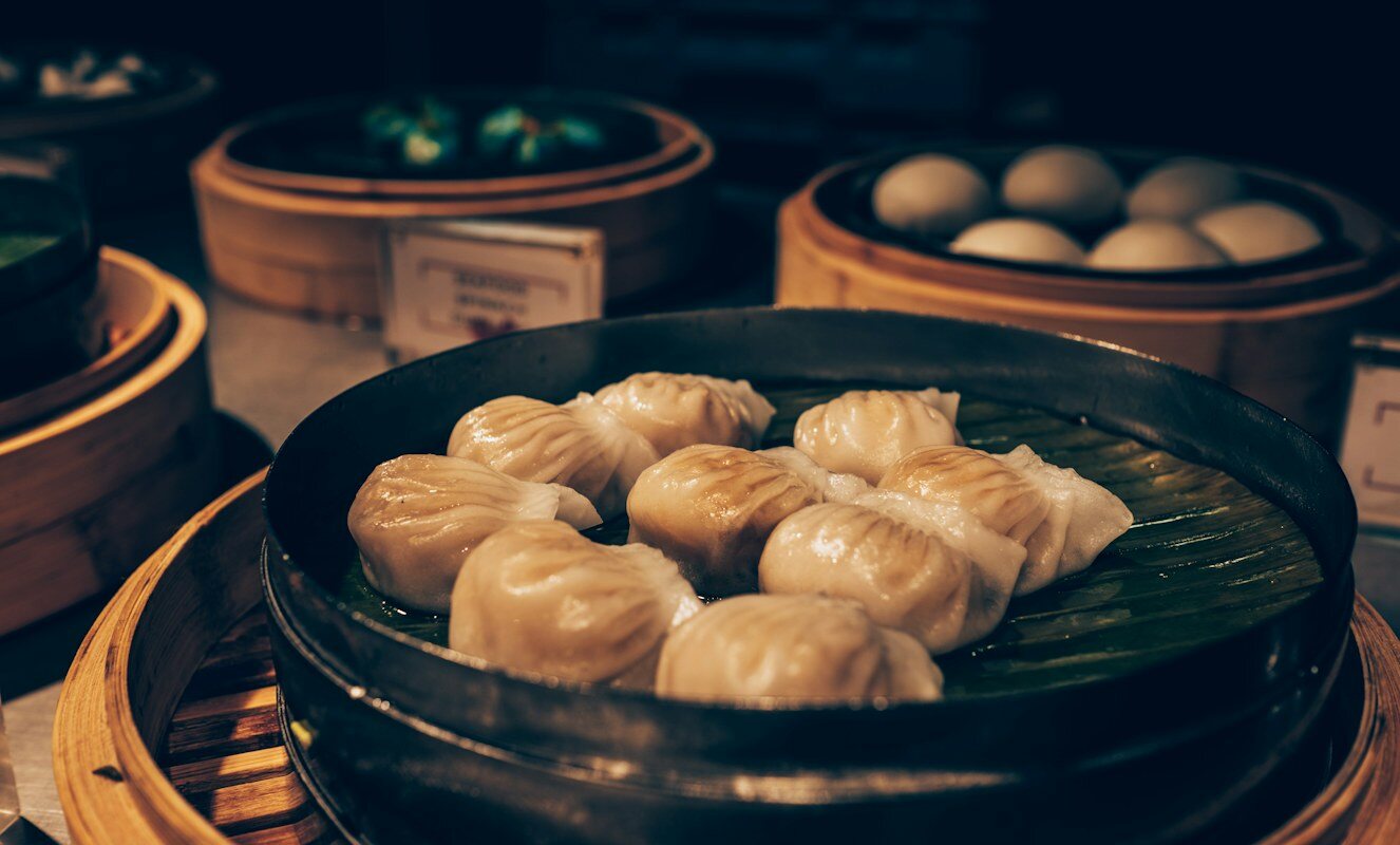 充滿美食攤位與燈籠的清邁夜市