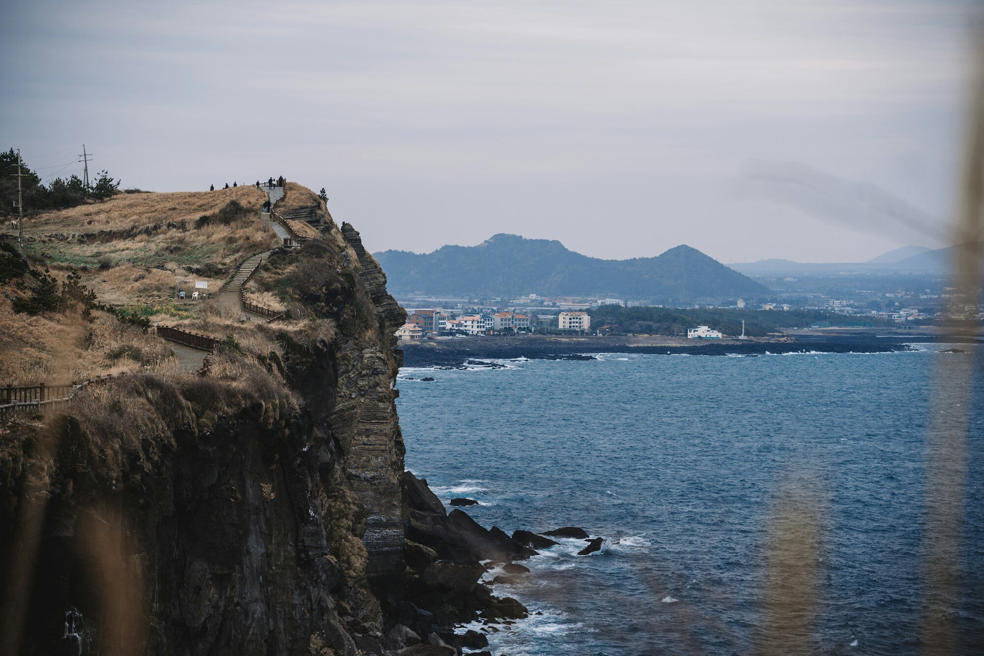 Acantilados basálticos de la costa volcánica de Jeju