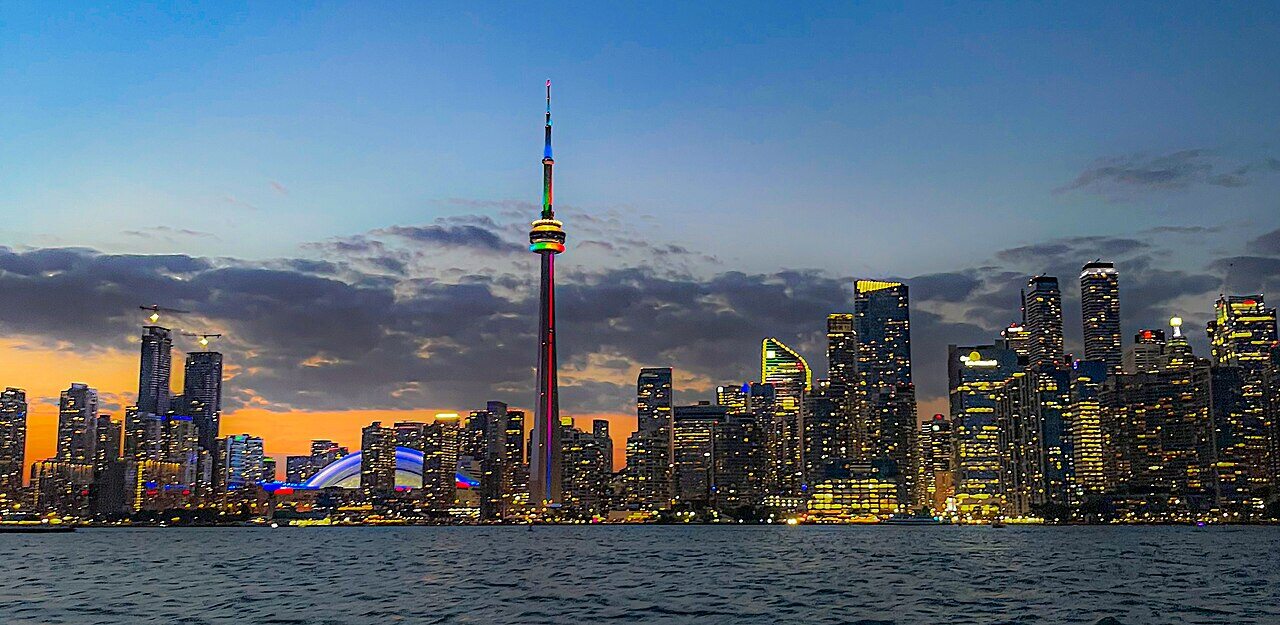 CN Tower con el perfil urbano de Toronto sobre el lago Ontario