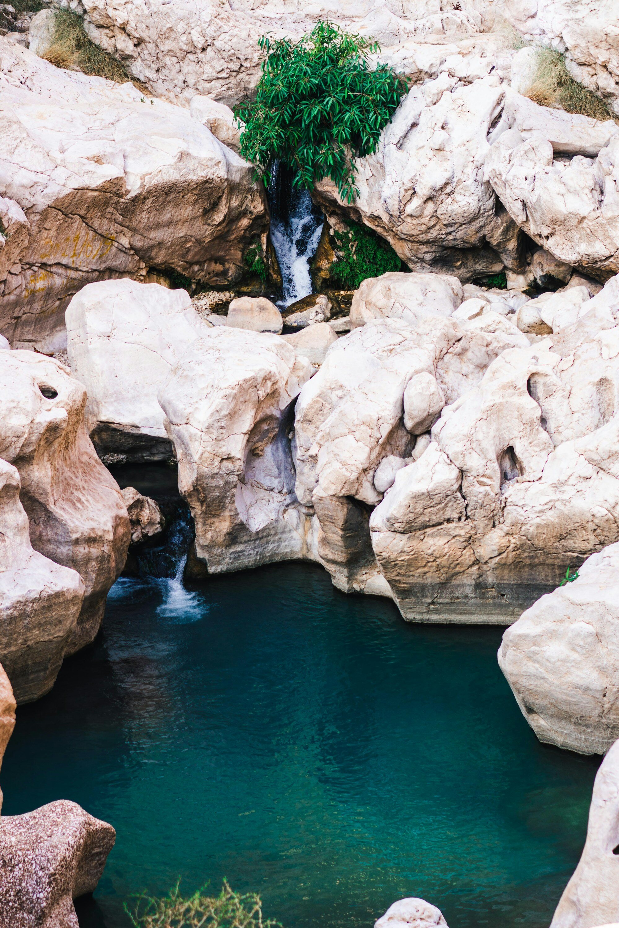 Schlucht des Jebel Shams und Landschaft des Hadschar-Gebirges während einer Oman-Rundreise