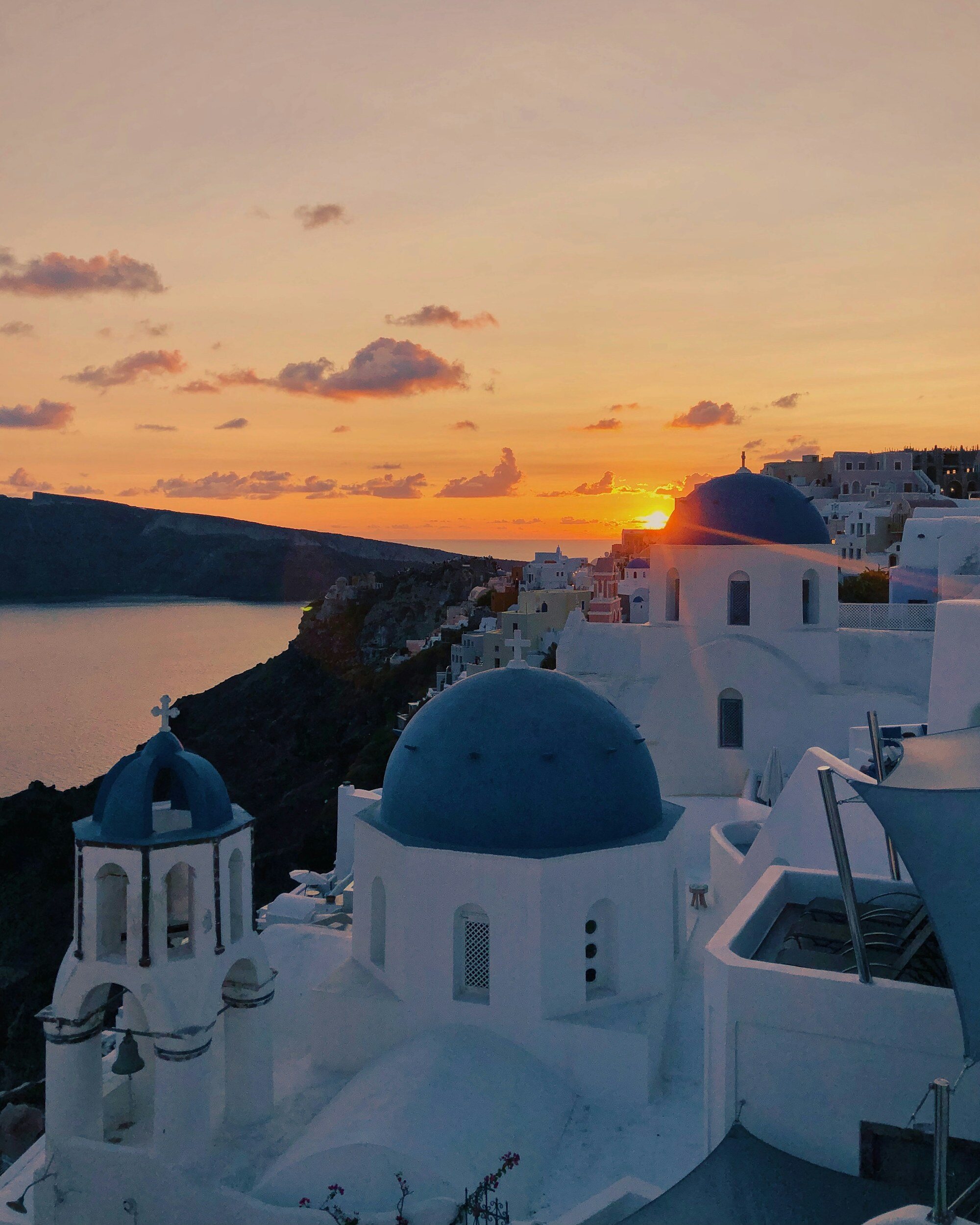 Edifici con cupole blu a Santorini, Grecia