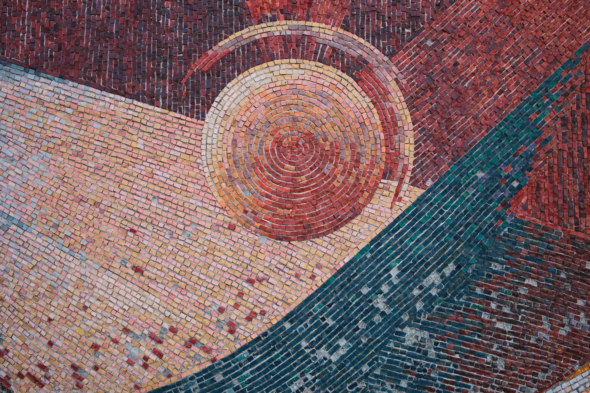 Dettaglio di un intricato mosaico all’interno di una chiesa storica