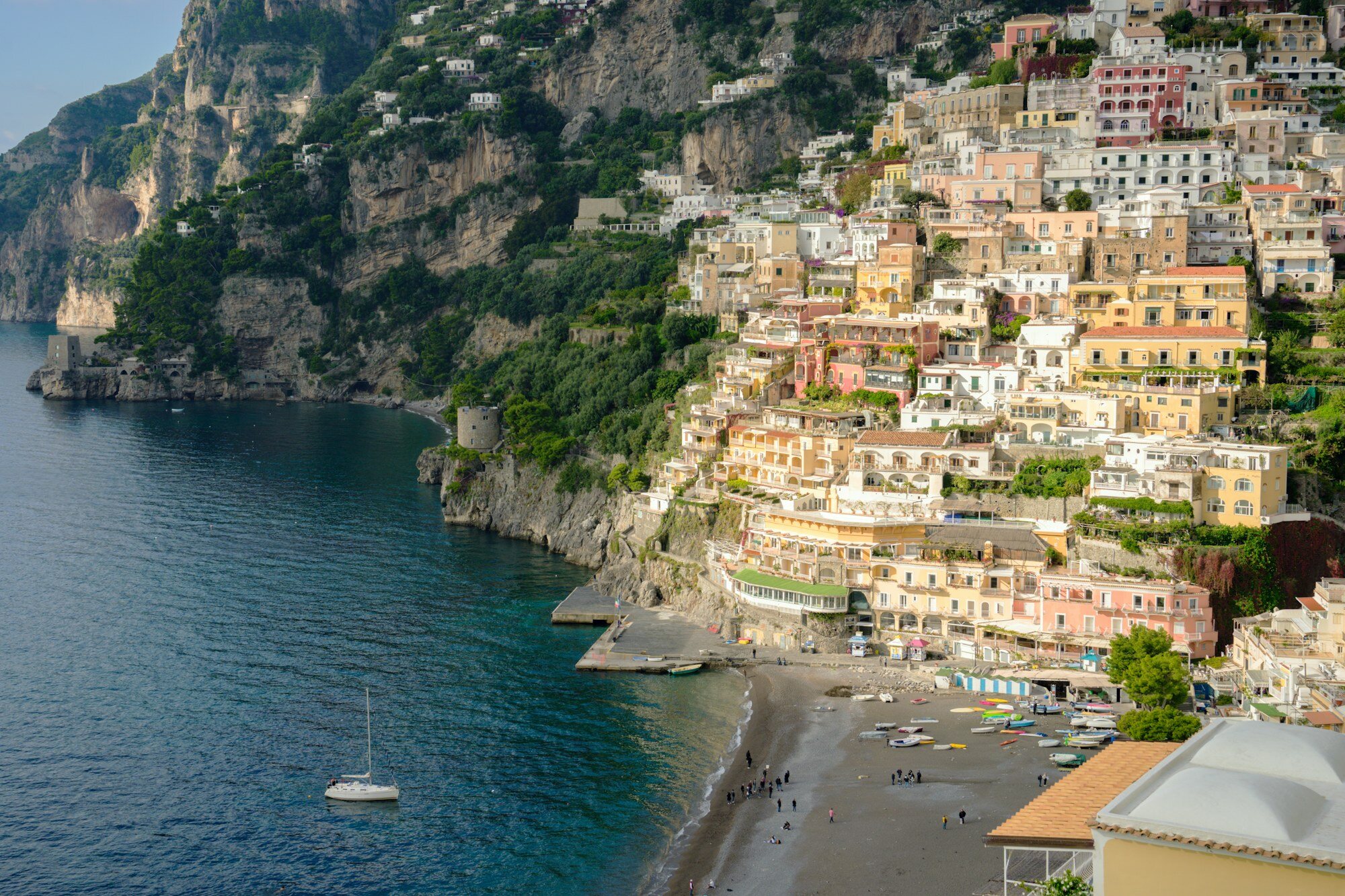 Malerischer Blick auf Positano mit farbenfrohen Gebäuden, die sich den steilen Hang hinunterziehen
