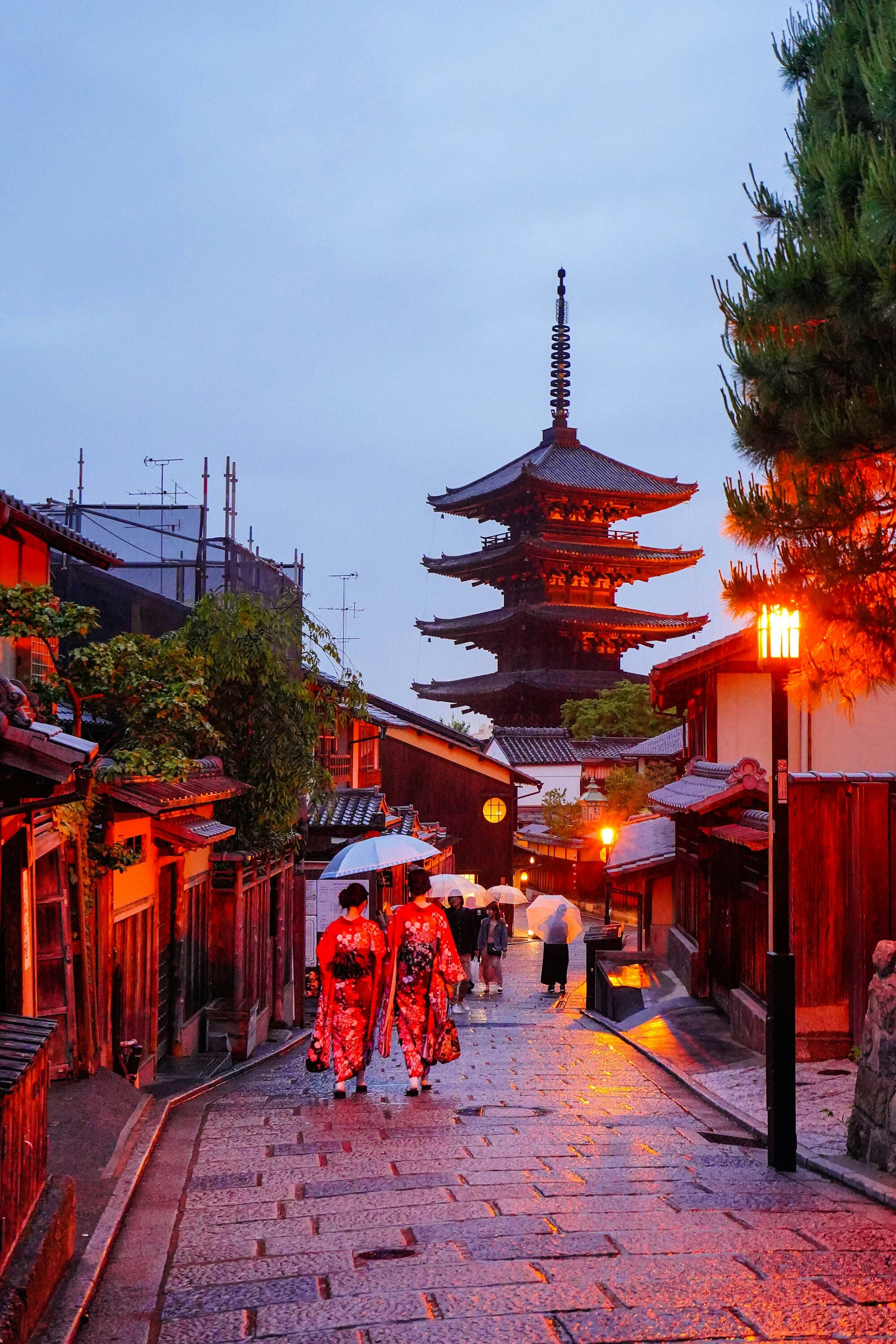 Calle Hanamikoji del distrito de Gion - casas tradicionales de madera machiya y faroles en Kioto