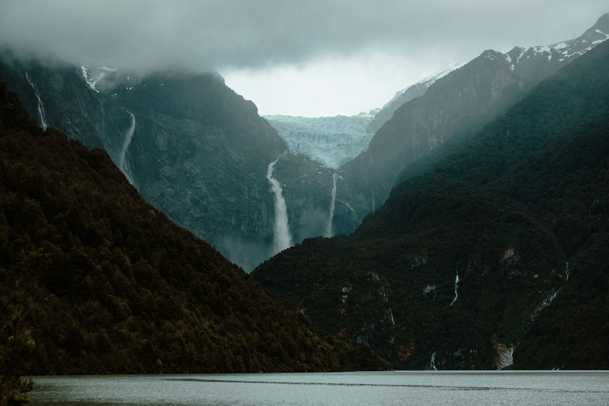 Paisaje de glaciar colgante en la Patagonia chilena