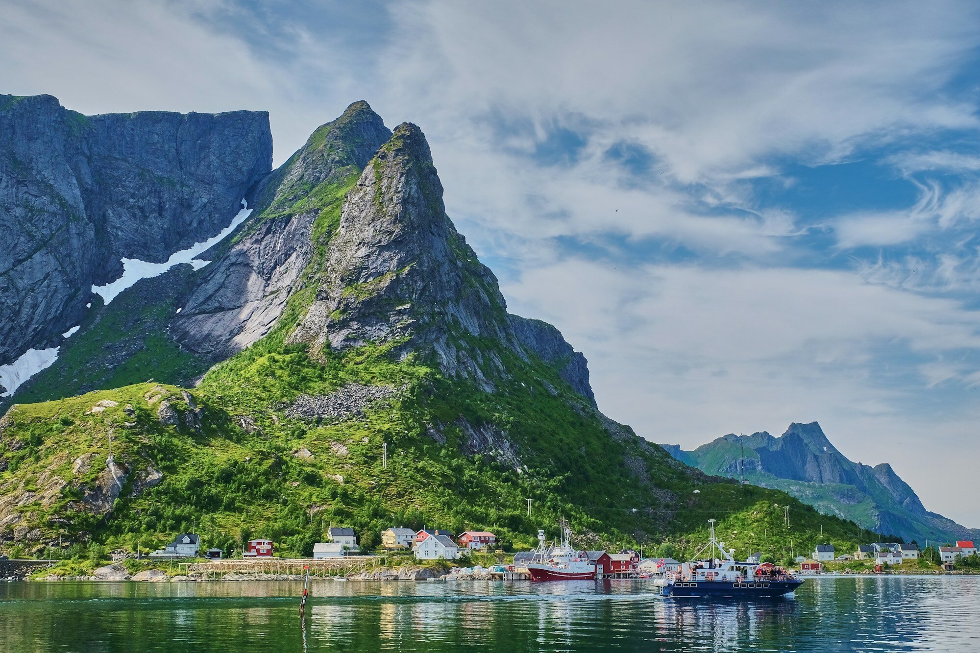洛弗滕群島(Lofoten)蜿蜒穿過峽灣山脈的道路,適合 E10 自駕之旅