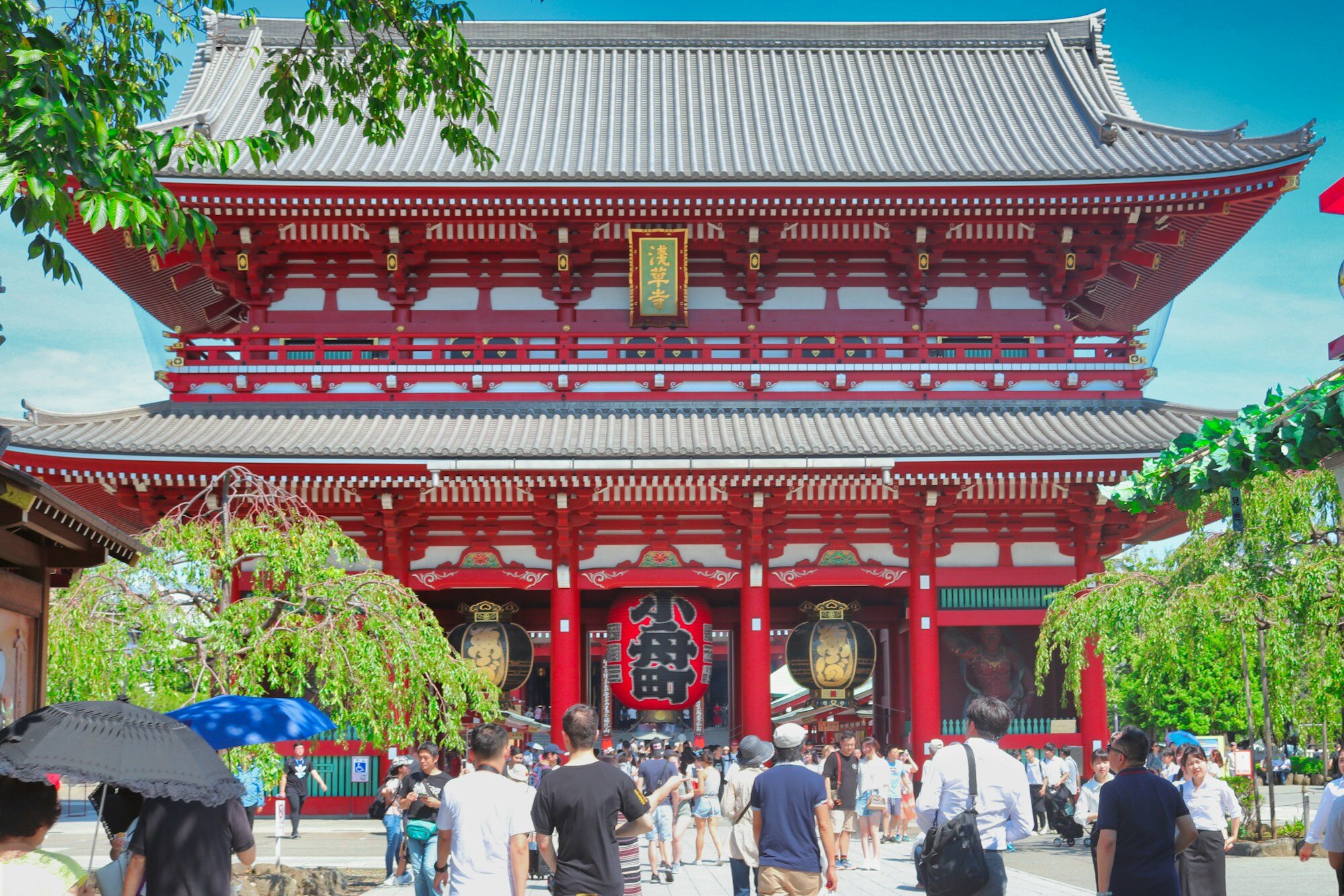 Templo Senso-ji con su icónico farol rojo y arquitectura tradicional japonesa