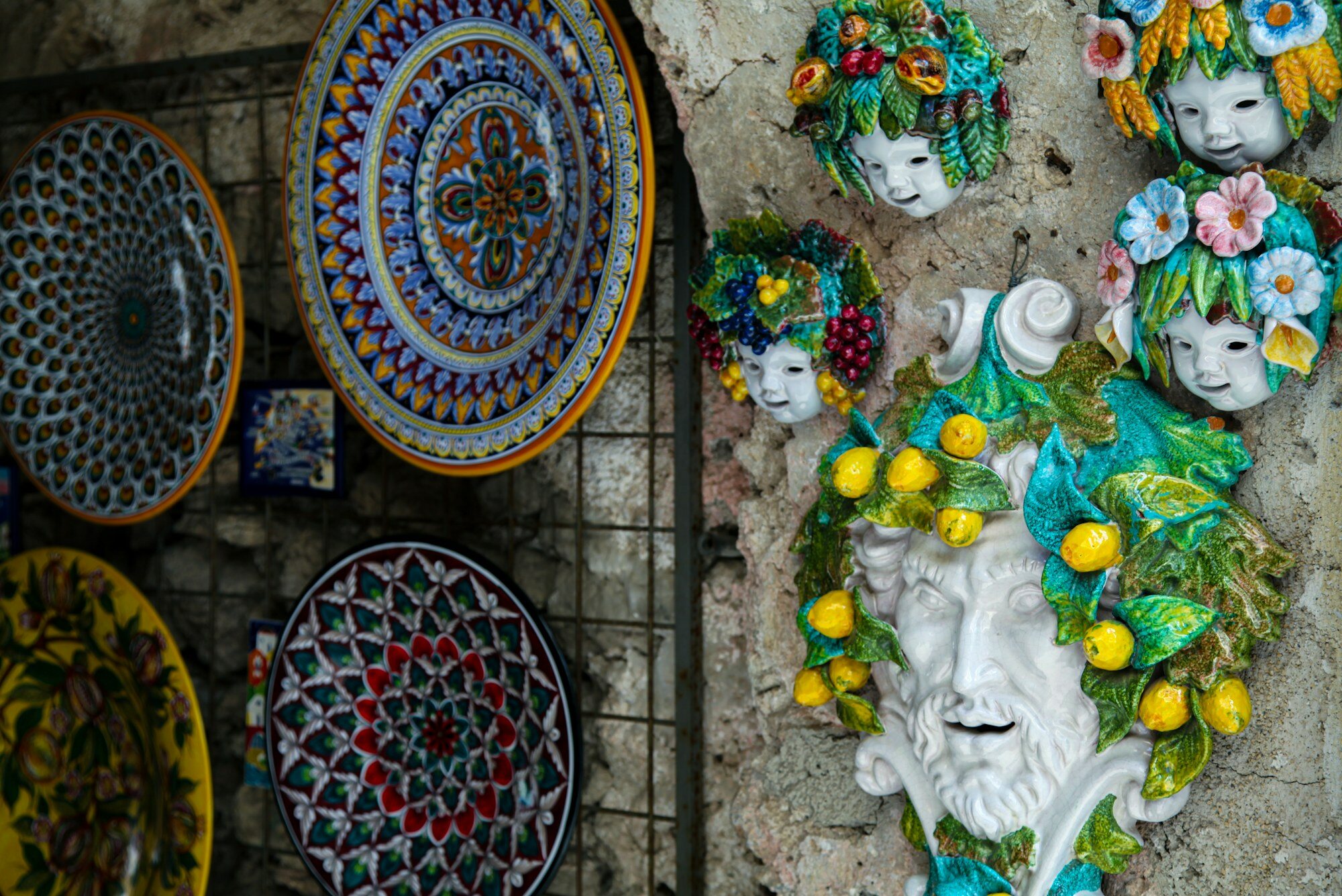 Colorate ceramiche italiane dipinte a mano che rappresentano le tradizioni ceramiche di Grottaglie