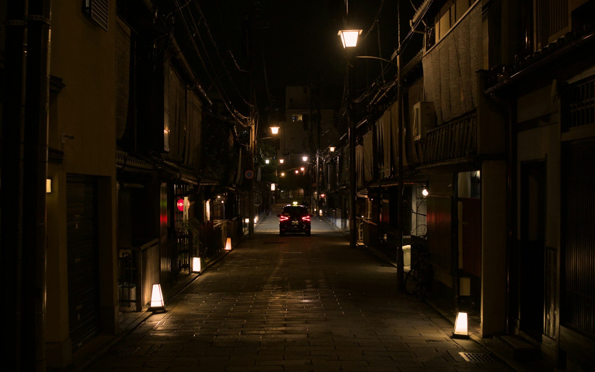 Calles tradicionales del distrito de Gion iluminadas por faroles, con casas de madera machiya en Kioto