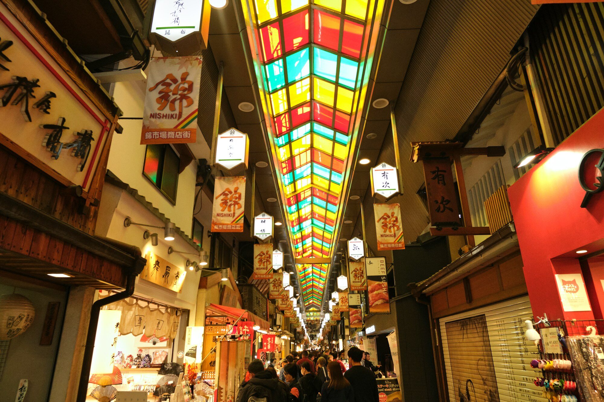 京都錦市場的拱廊，與第一天午餐及美食街區相呼應