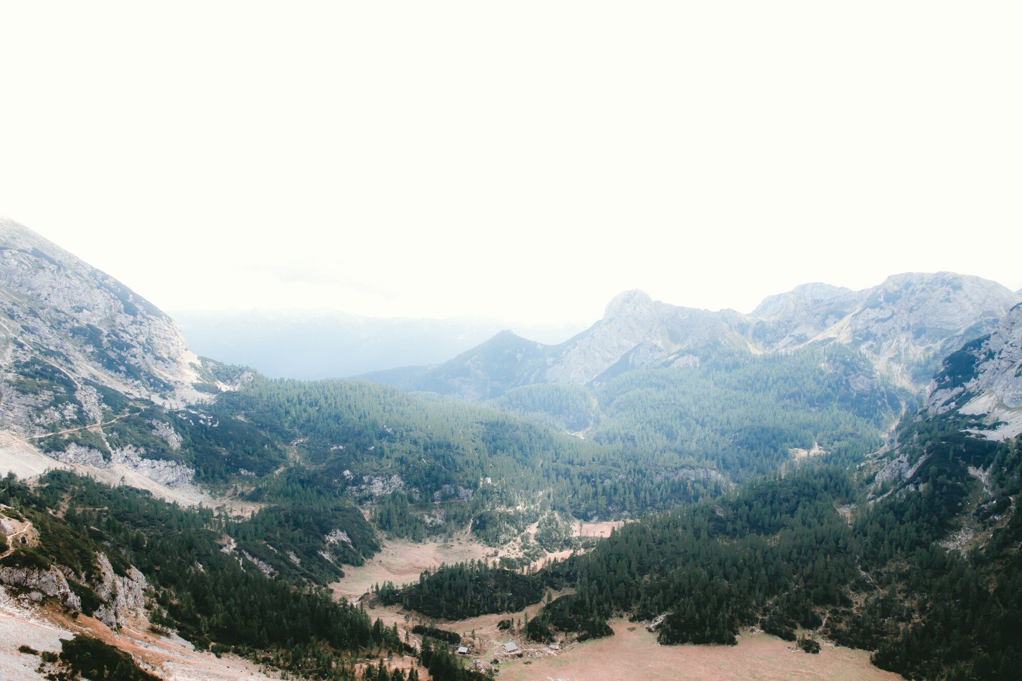 Les montagnes du parc national du Triglav surplombant des vallées verdoyantes