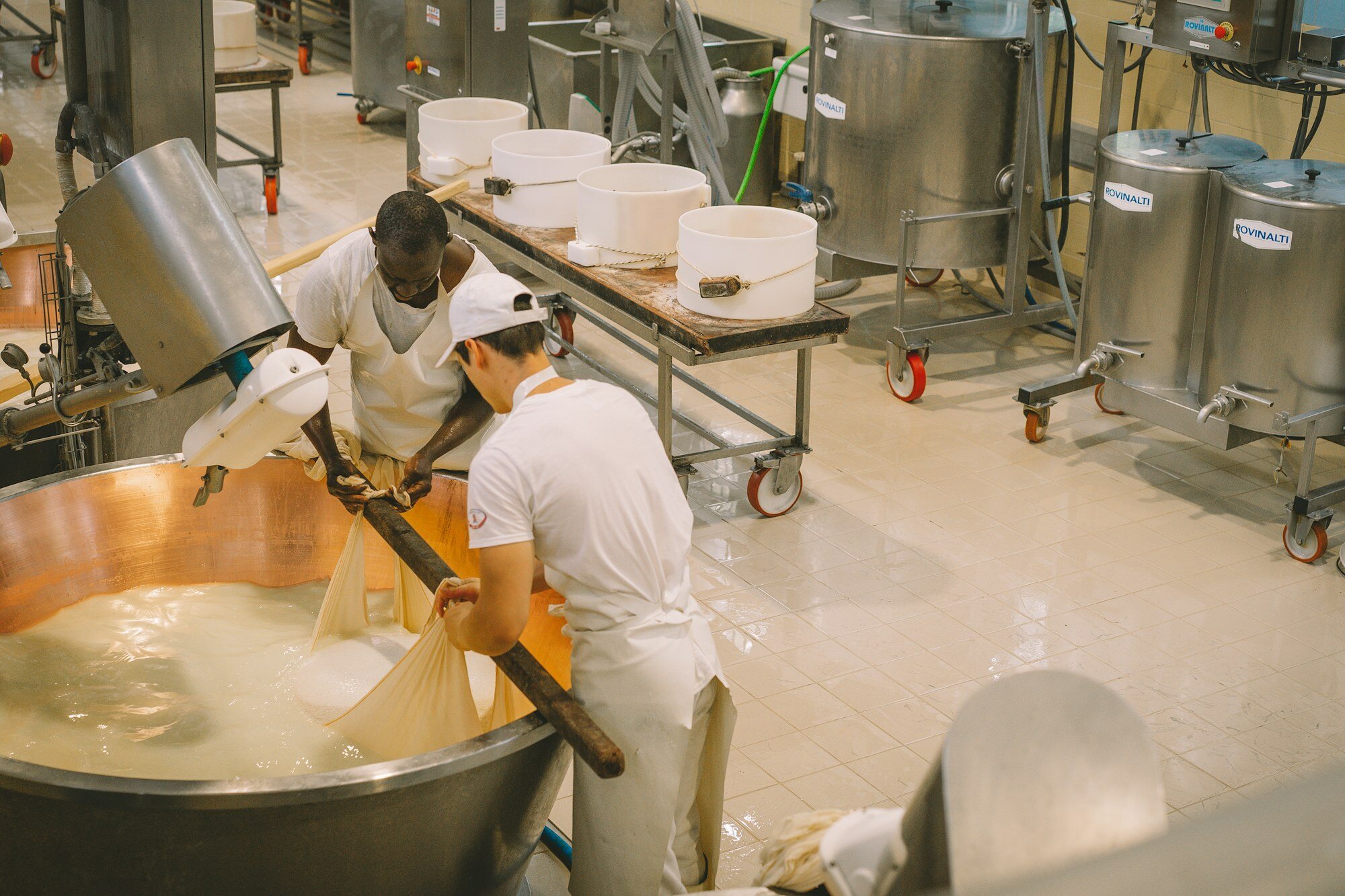 Formaatori al lavoro all’interno di un stabilimento di produzione tradizionale