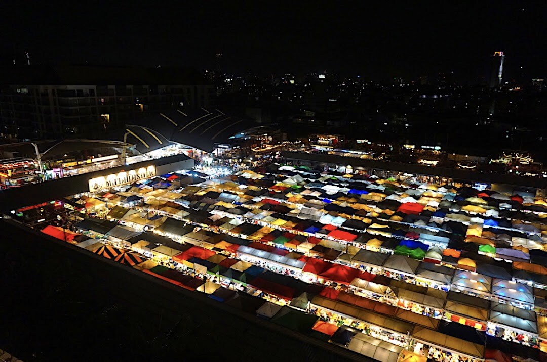 拉差達火車夜市