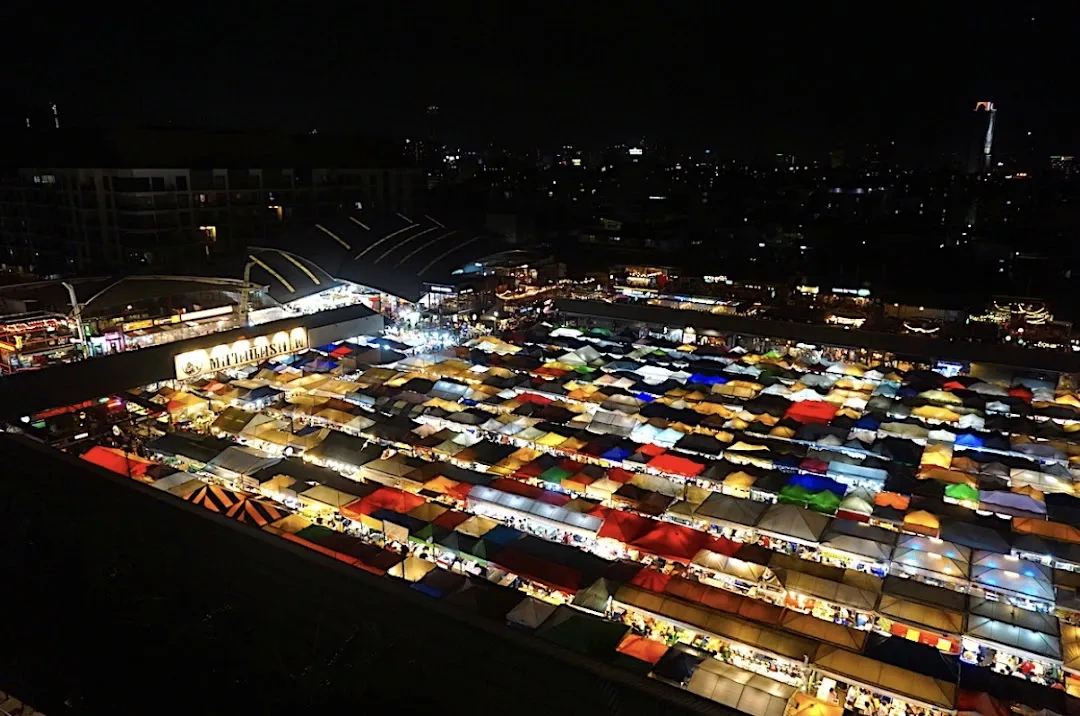 拉差达火车夜市